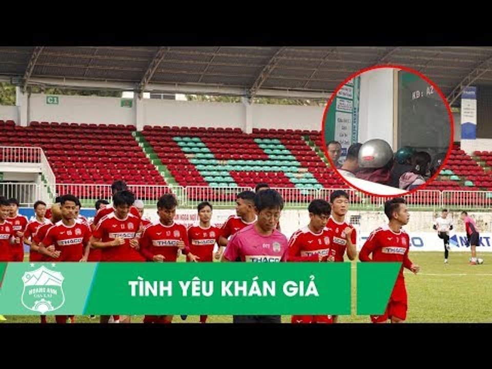 Bất chấp mưa gió, CĐV Hoàng Anh Gia Lai sẵn sàng tiếp lửa từ trên khán đài cho đội nhà | HAGL Media