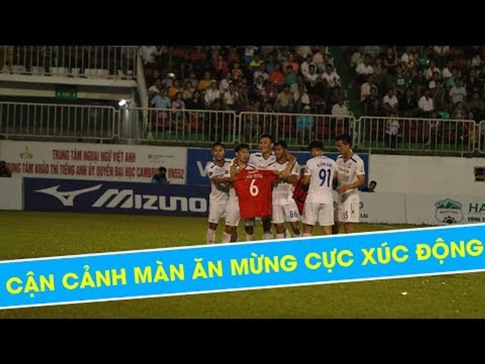 Cận cảnh màn ăn mừng cực xúc động và những tiết lộ đặc biệt của Văn Toàn, Tuấn Anh,.. về Xuân Trường