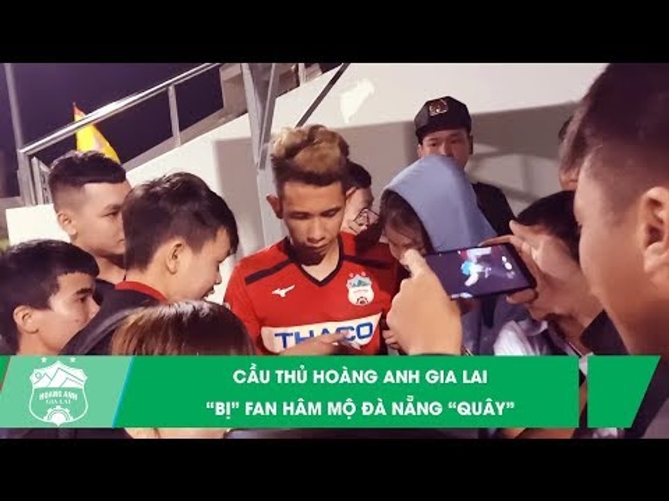 Văn Toàn, Hồng Duy và các cầu thủ HAGL bị "vây kín" bởi hàng trăm NHM tại Đà Nẵng | HAGL Media