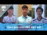 Minh Vương, Văn Thanh, Việt Hưng trao quà cho CĐV chiến thắng cuộc thi 