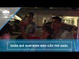 Văn Thanh, Văn Toàn được các bạn trẻ đứng đợi ở cửa khách sạn để xin chữ ký | HAGL Media