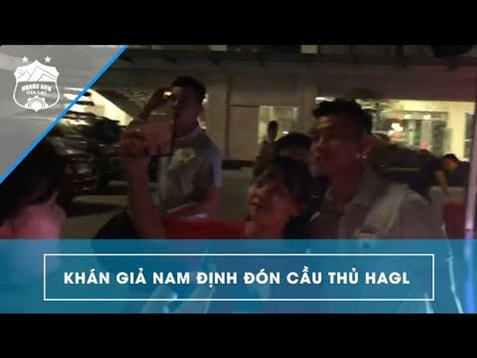 Văn Thanh, Văn Toàn được các bạn trẻ đứng đợi ở cửa khách sạn để xin chữ ký | HAGL Media