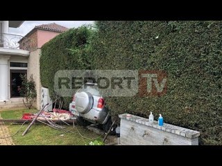 Aksident rrugor në Korçë, makina shkatërron derën e hekurt dhe përfundon në oborrin e shtëpisë