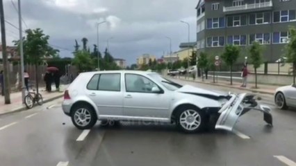 Ora News - Korçë, përlasje e fortë mes dy makinave, njëra përfundon në magazinën e një shtëpie