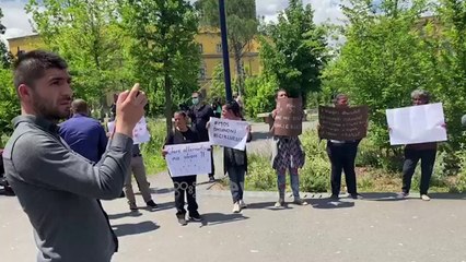 Ora News - Protestë para bashkisë Tiranë, Veliajt i japin "çmimin" si dhunuesi i të varfërve