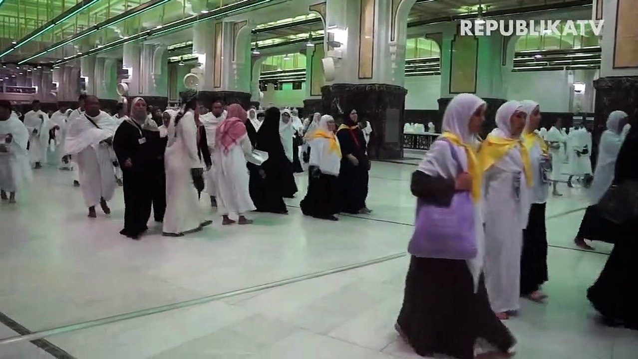 Suasana tawaf di Makkah pada musim haji.
