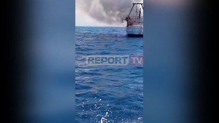 Report TV -Durrës, peshkarexha përfshihet nga flakët, ekuipazhi shpëton duke u hedhur në det