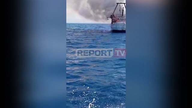 Report TV -Durrës, peshkarexha përfshihet nga flakët, ekuipazhi shpëton duke u hedhur në det