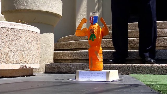 Ora News - Protestë e romëve para bashkisë Tiranë, Veliajt i japin çmim si dhunuesi i të varfërve