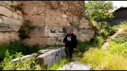 2 bin yıllık Roma surlarını spreyle boyayıp, yanında ateş yaktılar