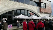 Ora News - AMT vijon mbledhjen e firmave në Elbasan, peticioni firmoset përpara teatrit Skampa