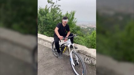 Ora News - Veliu “hakmerret” ndaj 15-vjeçarit, publikon videon e mamasë me pistoletë në dorë