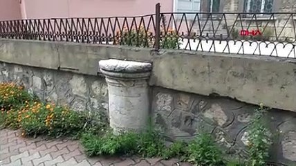 Roma döneminden kalma tarihi sütunun üzerine duvar örüldü