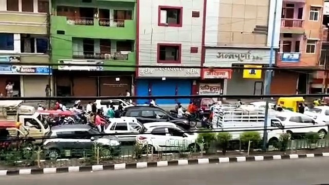 कैसे हारेगा कोरोना: इंदौर में छूट मिलते ही सड़क पर लगी वाहनों की कतार, सोशल डिस्टेंसिंग भूले लोग