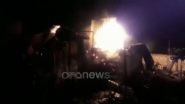 Ora News - Përfshihet nga flakët banesa në Patos, digjet depoja me sendet e punës dhe makina