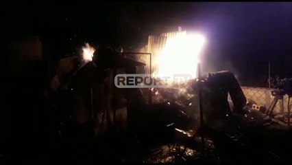 Report TV - Zjarr në magazinë në Patos! Shpërthen 'Benz'-i nga flakët, digjen pulat