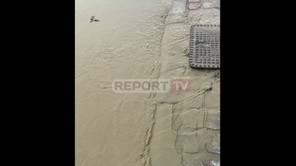 Report TV - 'Shpërthejnë' ujrat e zeza te Kodra e Diellit, lagjia kundërmon erë! Banorët në protestë