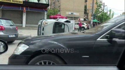 Ora News- Aksident në Tiranë, makina përmbyset te Medreseja