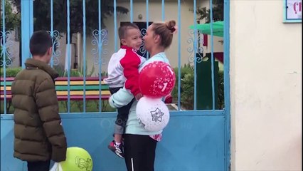 Ora News - Fëmijët rikthehen në kopshte dhe çerdhe, ndryshimi i orarit i lë disa pa dere