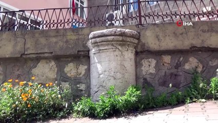 Roma döneminden kalma mezar taşının cami inşaatında kullanılması tepki çekiyor