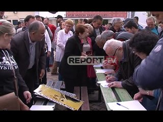 Report TV -Protesta dhe mbledhja e firmës për Teatrin zhvendoset në Korçë