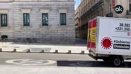 Camiones con el lema "Gobierno dimisión" pasan por delante del Congreso mientras Sánchez busca alargar el confinamiento