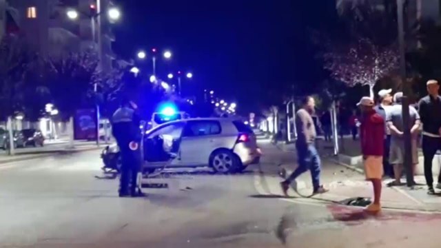 Ora News - Përplasen makinat në Fier, plagosen dy të rinj