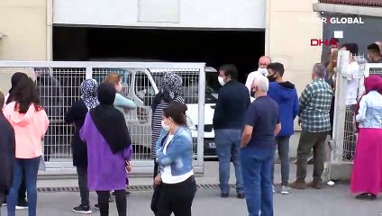 İşçilerden tehlikeli eylem! Sosyal mesafeyi de maskeyi de unuttular