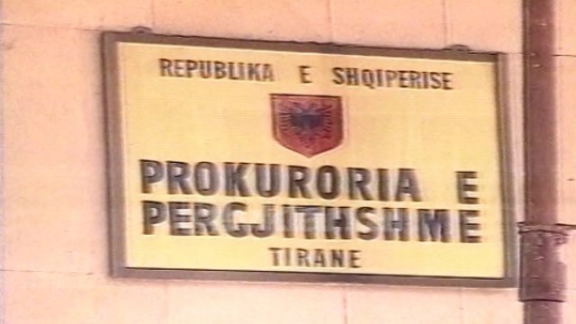 Lirohen nga burgu te arrestuarit per vjedhjen e thesarit (12 Maj 2000)