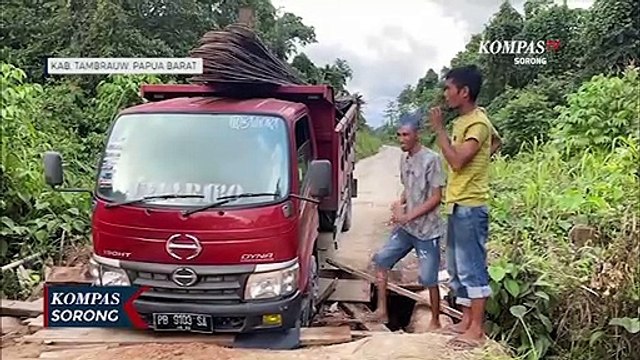 Jalan Trans Nasional Rusak, Truk Bermuatan Terperosok