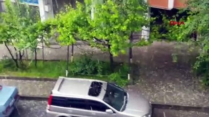 Araçları doludan korumak için karton ve battaniyeli önlem