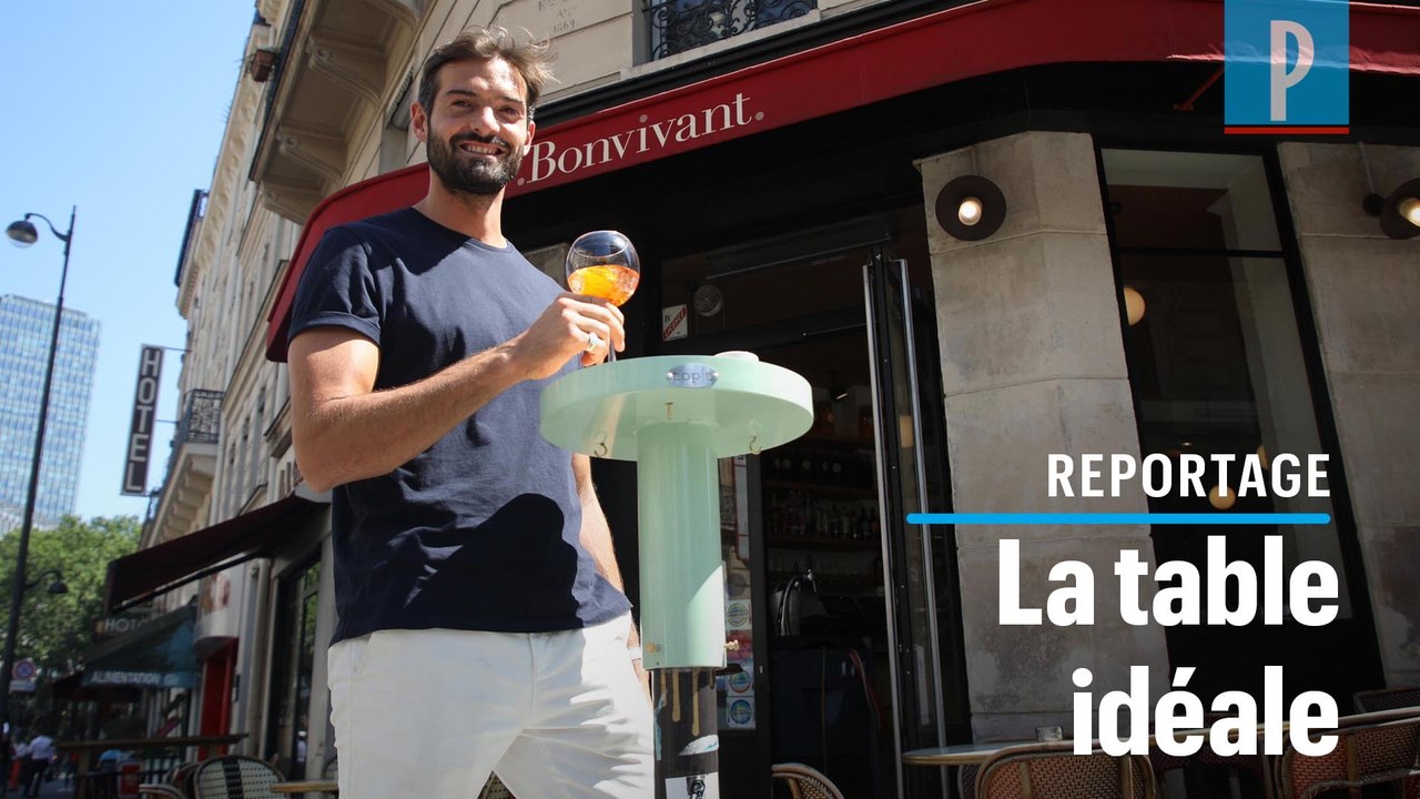 Terrasses à Paris : cet objet transforme les poteaux en table de bistrot