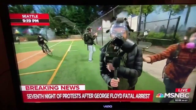 Canlı yayında protestoları aktaran muhabire ses bombası isabet etti