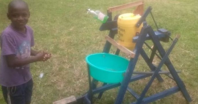 Covid-19 : ce jeune garçon Kenyan qui a fabriqué un lave-mains sans contact a reçu le premier Prix présidentiel