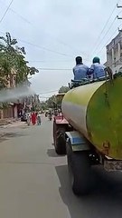 viral video : राह चलते लोगों पर सैनेटाइज का केमिकल उड़ा रहे दोनों कर्मचारी पर ​गिरी गाज