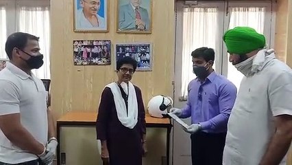 संस्था ने कोरोना योद्धा डॉक्टर को सम्मानित किया