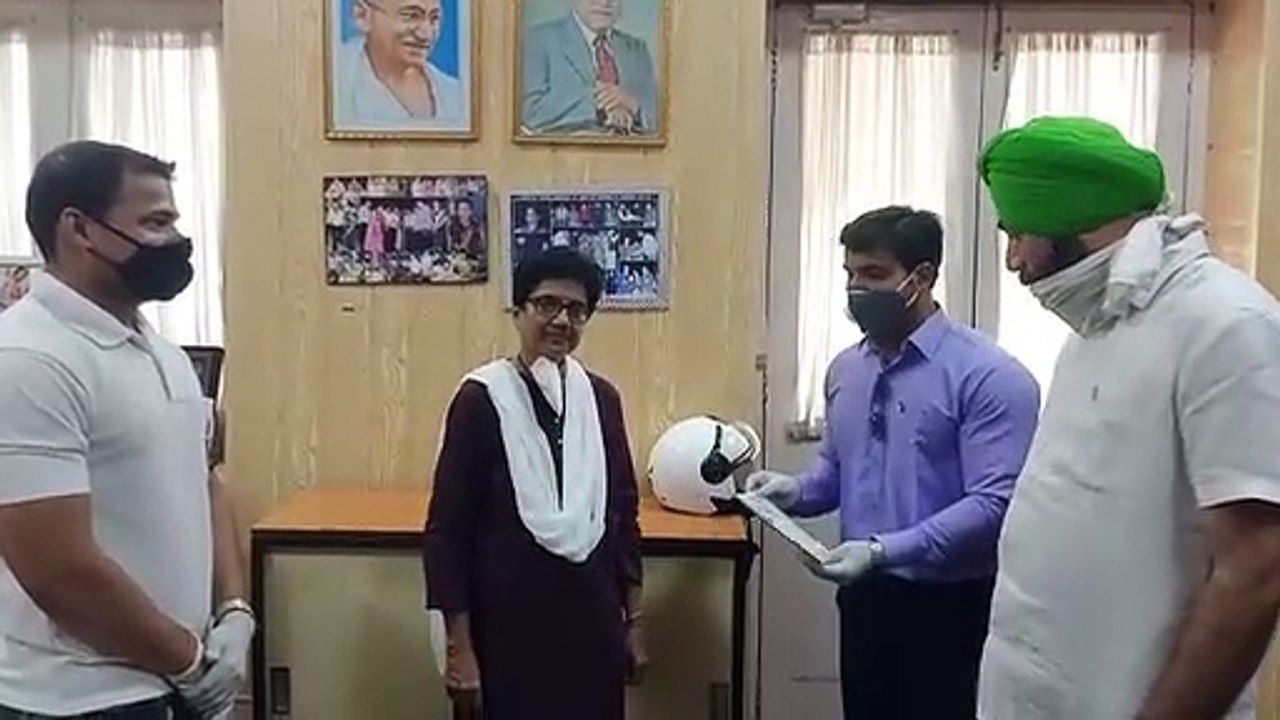 संस्था ने कोरोना योद्धा डॉक्टर को सम्मानित किया