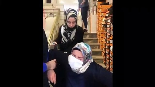 Mağazada çekilen görüntüler sosyal medyayı ayağa kaldırdı! Annesini dövdü