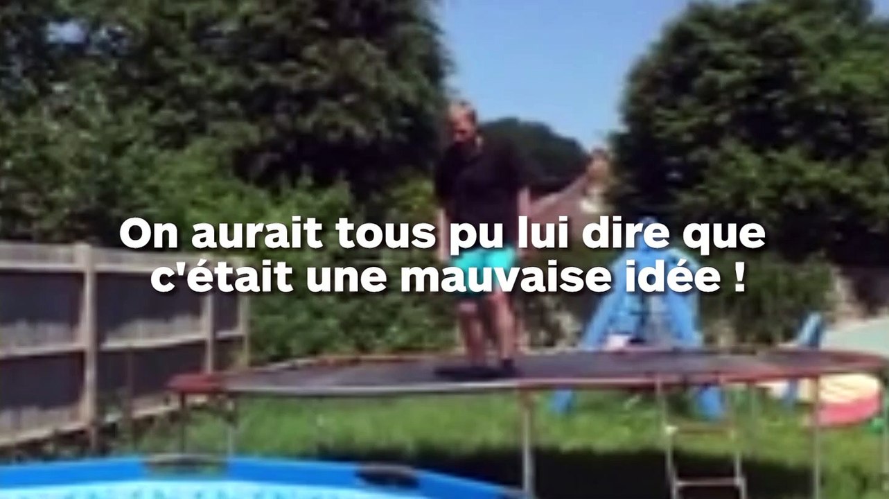 Il tente de sauter dans la piscine depuis le trampoline, mais ça finit mal !