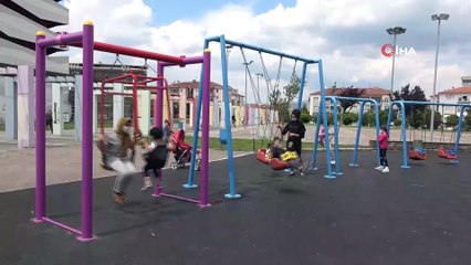Parklar 18 yaş ve altı çocuklarla doldu taştı