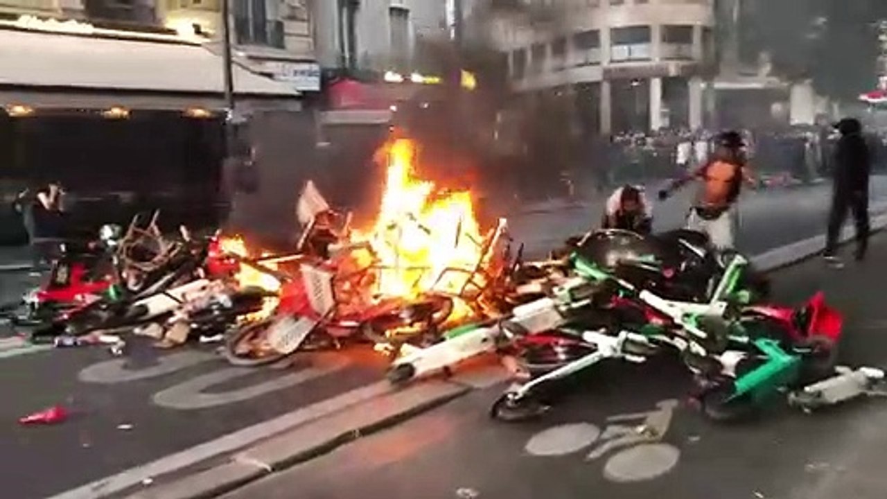 Adama Traoré : Barricades de vélos et trottinettes en feu à Paris