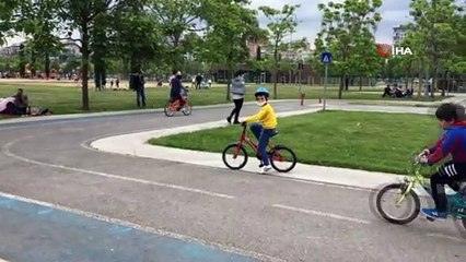 Sokağa çıkma izinlerini kullanan çocuklar bisikletleriyle Maltepe sahile akın etti