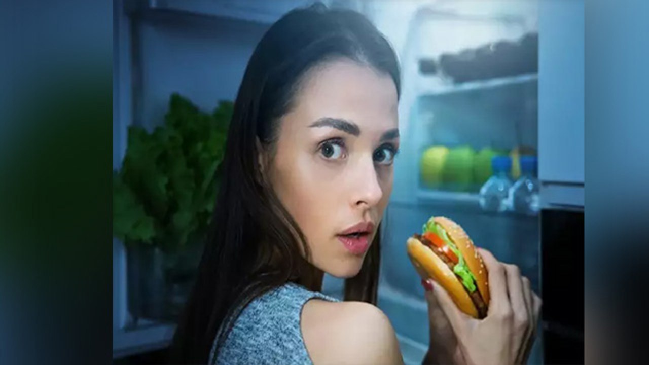 ये 1 फल को खाने से दूर हो जाएगी Junk Food की Cr...