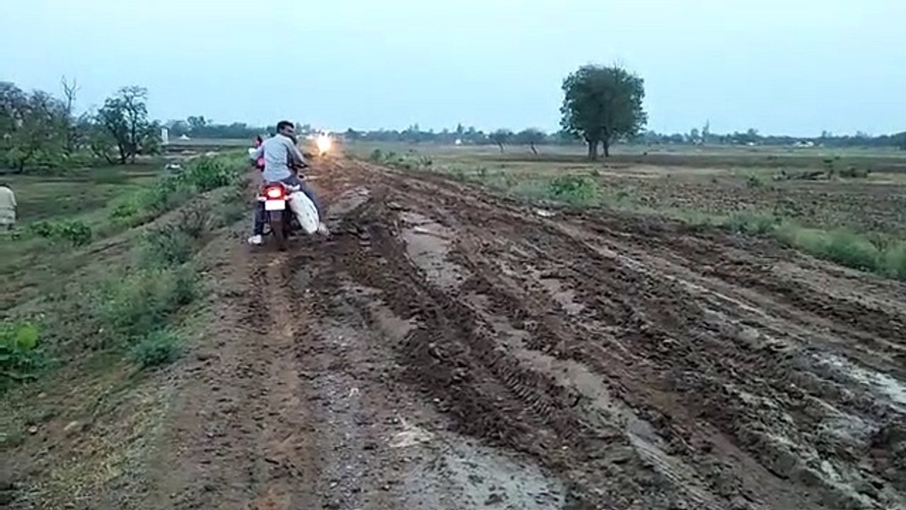 ढाई साल से बन रही सड़क, पहले ठेकेदार ने उखाड़ी रोड, दूसरे ने काली मिट्टी डालकर बढ़ाई मुसीबत