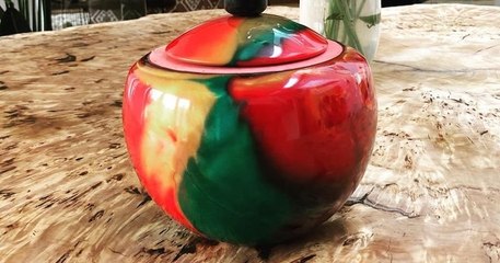 Cet homme a transformé une boule de bowling en vase