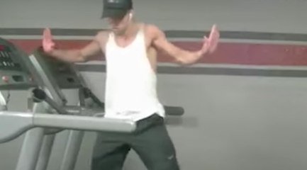 Cet artiste danse… sur un tapis de course !