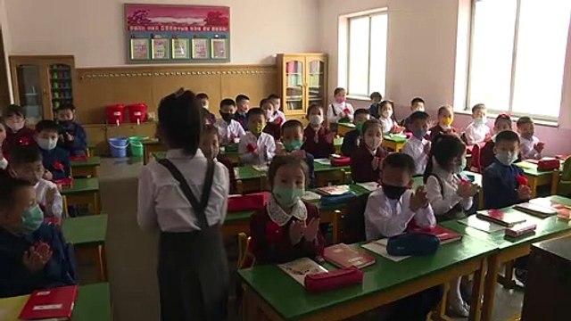 Niños norcoreanos vuelven a las escuelas tras cierre por el coronavirus