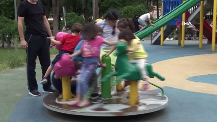 Parklar çocuklarla doldu