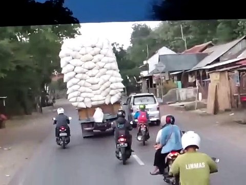 Un camion chargé au max menace de tomber....