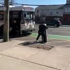 Il veut prendre le bus avec un distributeur de billets qu'il vient d'embarquer